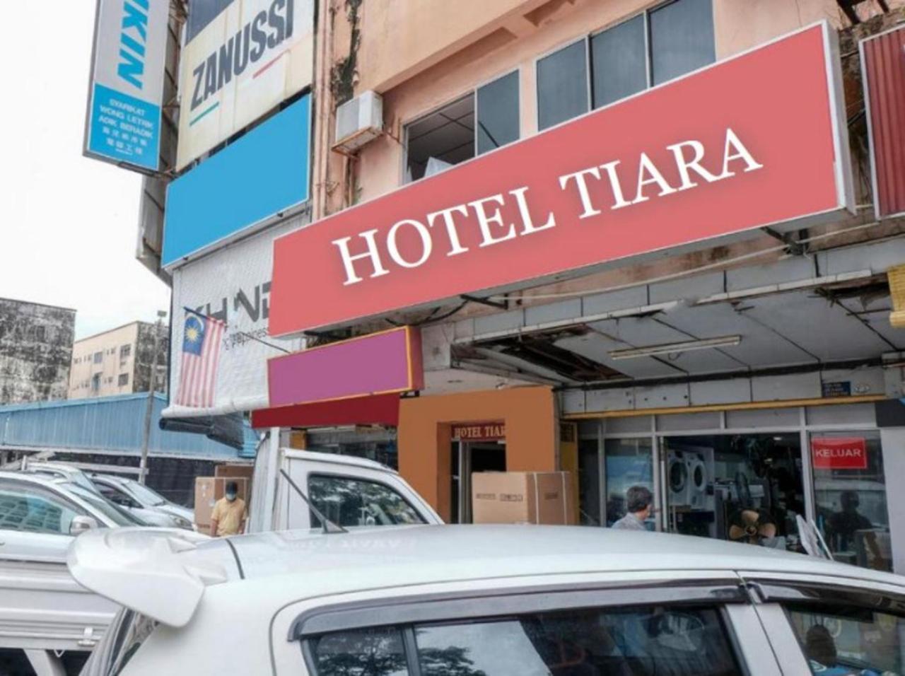 Hotel Tiara Chukai Екстериор снимка